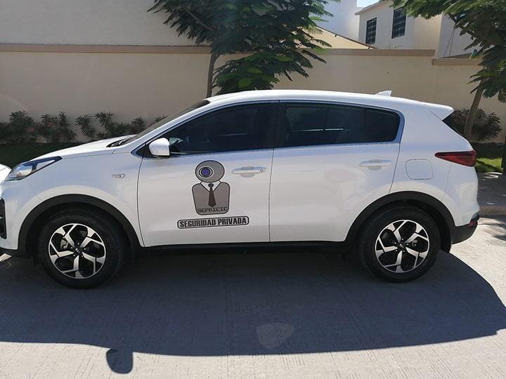 Un coche blanco con una imagen de un hombre en el lateral.