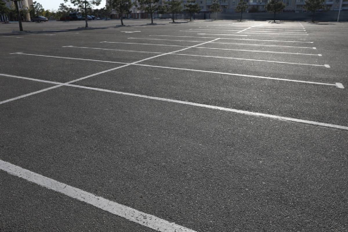 A parking lot in need of lot striping services near Johnson City, Tennessee (TN)