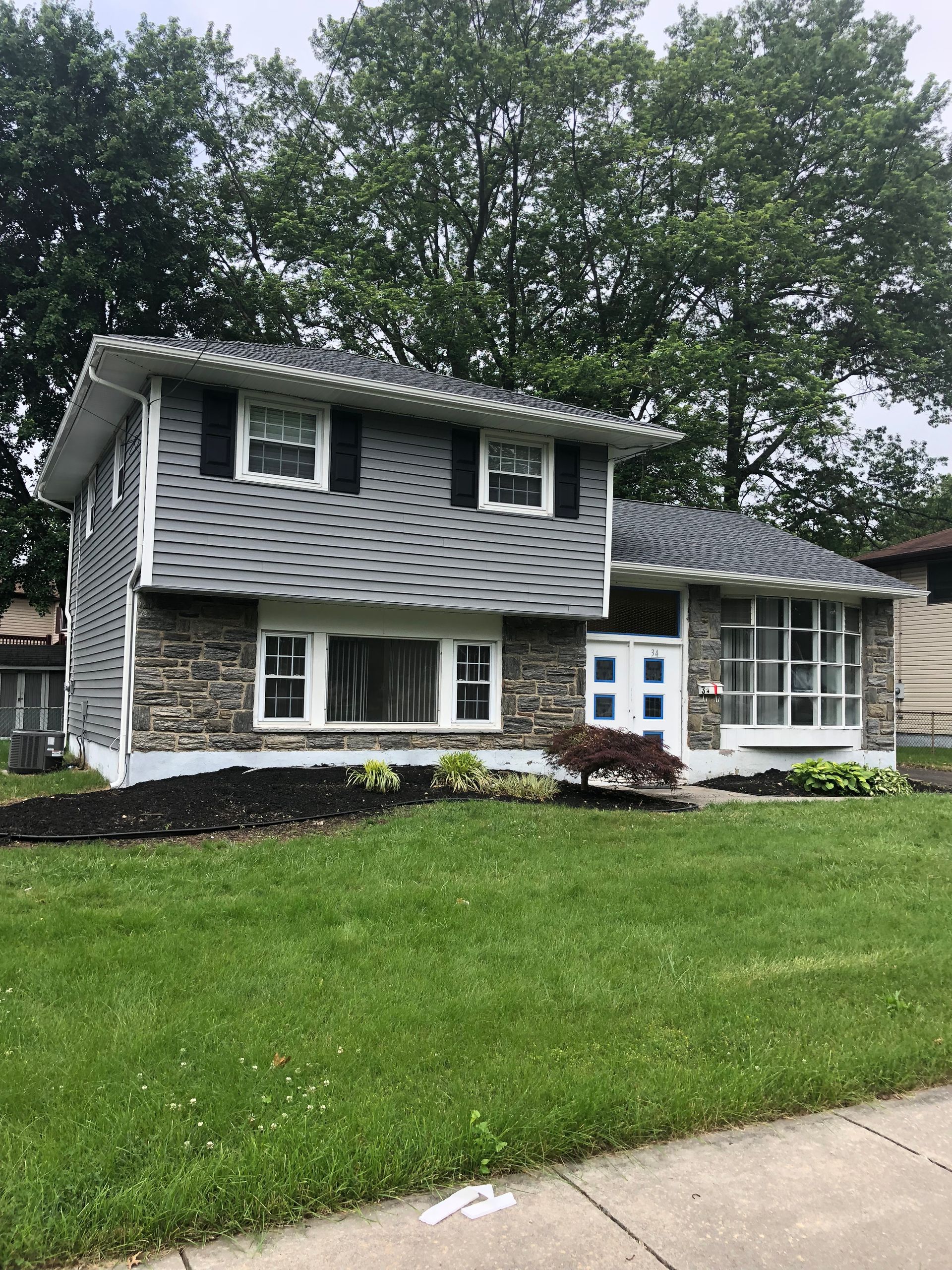 GAF Pewter Grey Timberline shingles paired with Mastic Carvedwood Deep Granite siding located in Bellmawr, NJ