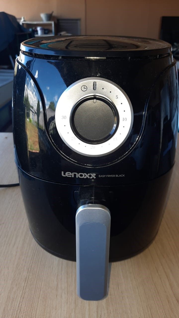 Fritadeira elétrica sem óleo Lenoxx Easy Fryer 2,4 litros pequena127 volts seminova nunca foi usada