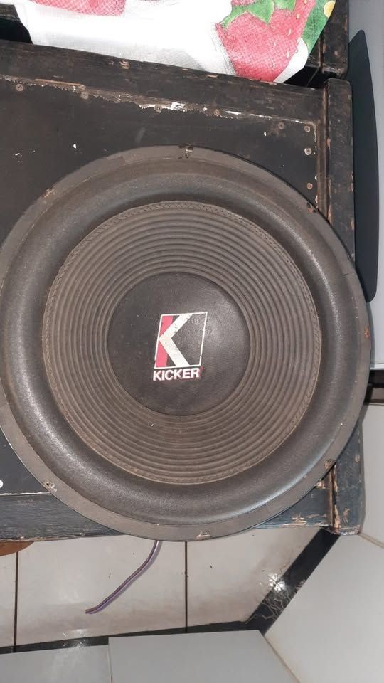 Altofalante Sub americana marca Kicker modelo Free Air F15 04 Ohms 500 rms bem conservado