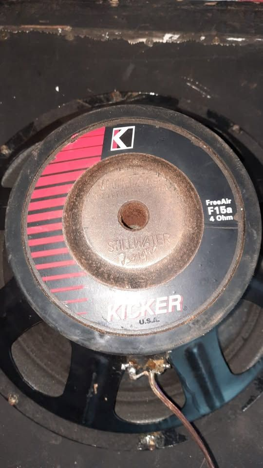 Altofalante Sub americana marca Kicker modelo Free Air F15 04 Ohms 500 rms bem conservado