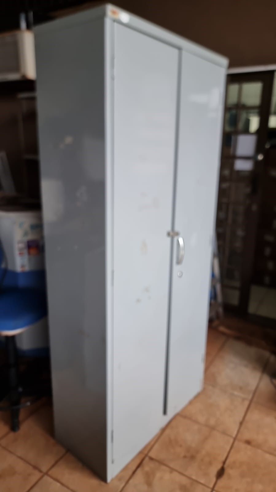 Armário 02 portas em aço com prateleiras internas 0,90x1,96x0,40 bem conservado