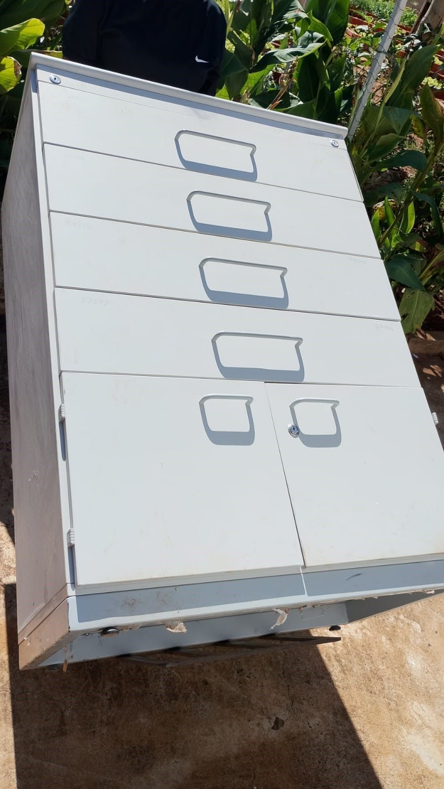 Arquivo armário comoda 1,21x0,82x0,52 em aço e mdf roda pé de ferro bem conservado