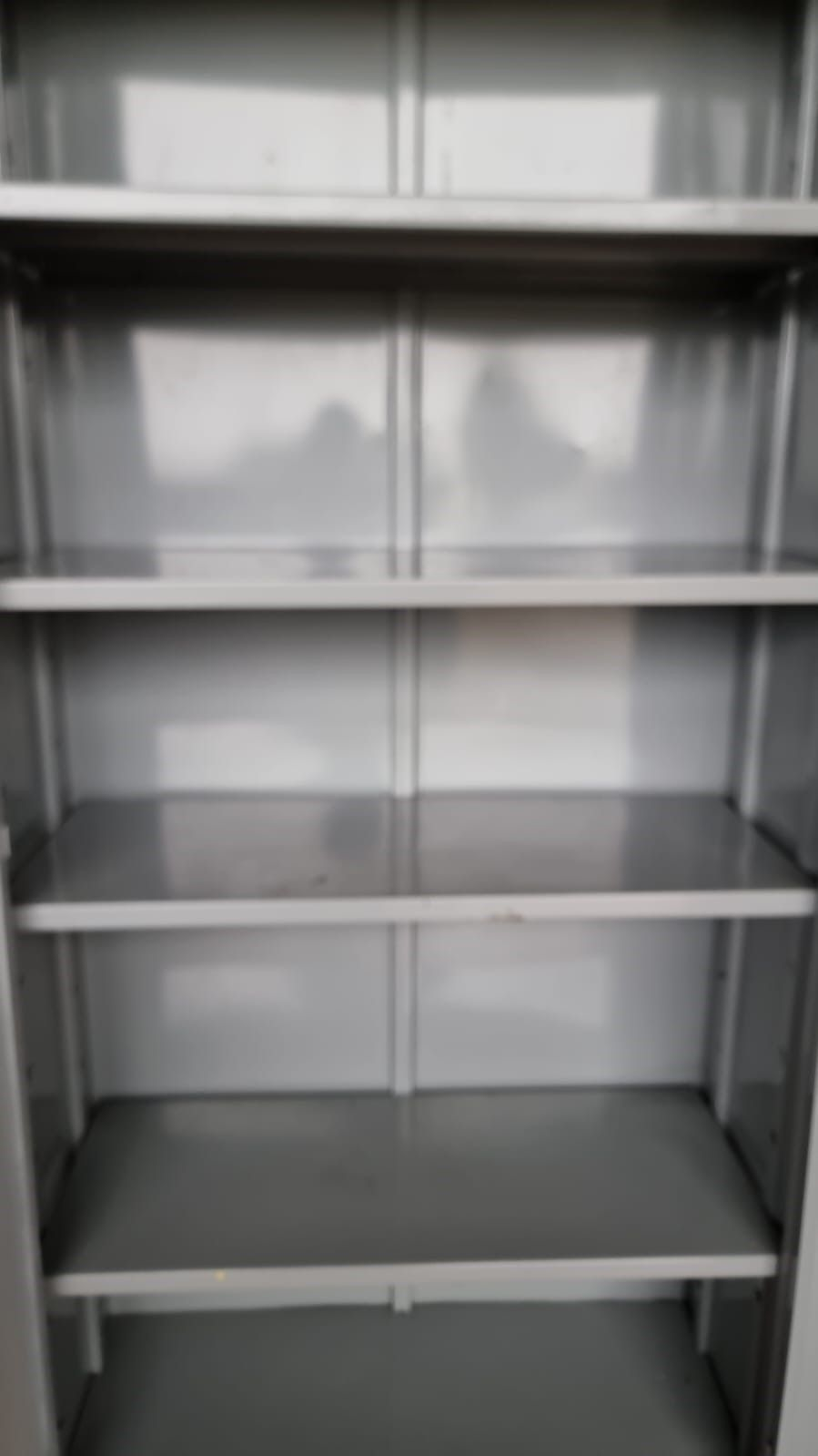 Armário 02 portas em aço com prateleiras internas 0,90x1,96x0,40 bem conservado