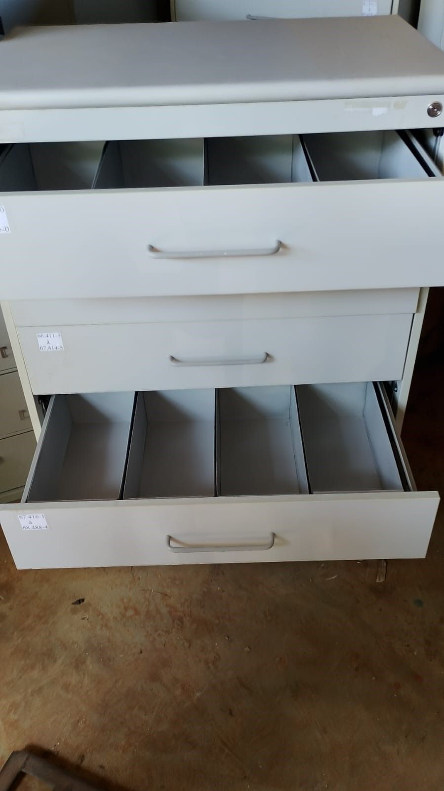 Arquivo armário comoda 1,21x0,82x0,52 em aço e mdf roda pé de ferro bem conservado