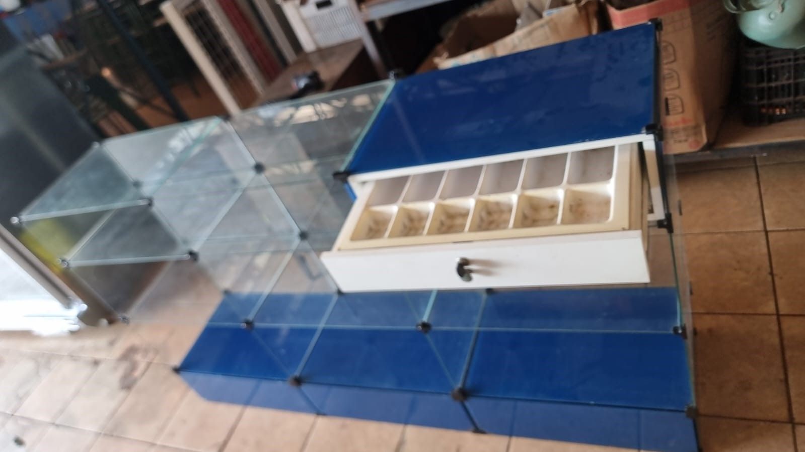 Balcão caixa gaveta com chave e suporte teclado colmeia em vidro 1,83x0,40x1,03 m bem conservado