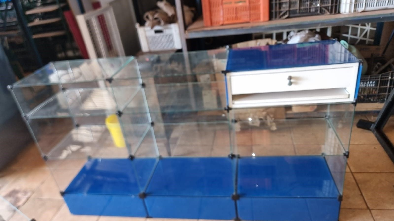 Balcão caixa gaveta com chave e suporte teclado colmeia em vidro 1,83x0,40x1,03 m bem conservado