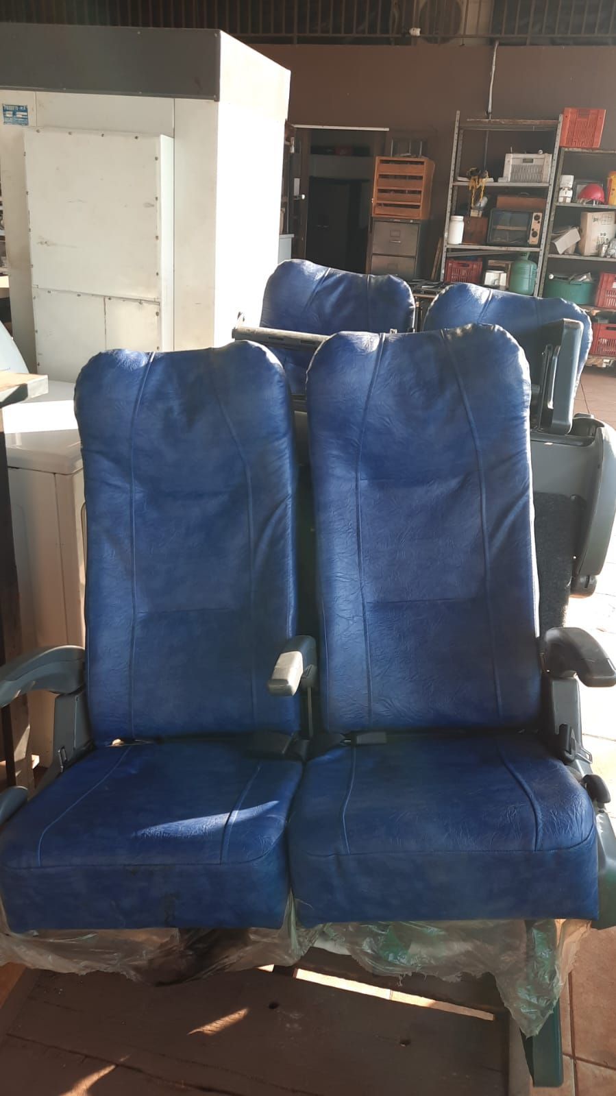 03 Bancos duplos em corvim encosto alto reclináveis com cinto e apoio de braço retratíl semi novos
R$1.500