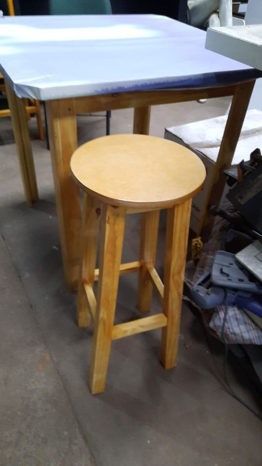 Banqueta de madeira alta 0,69 cm nova
R$70