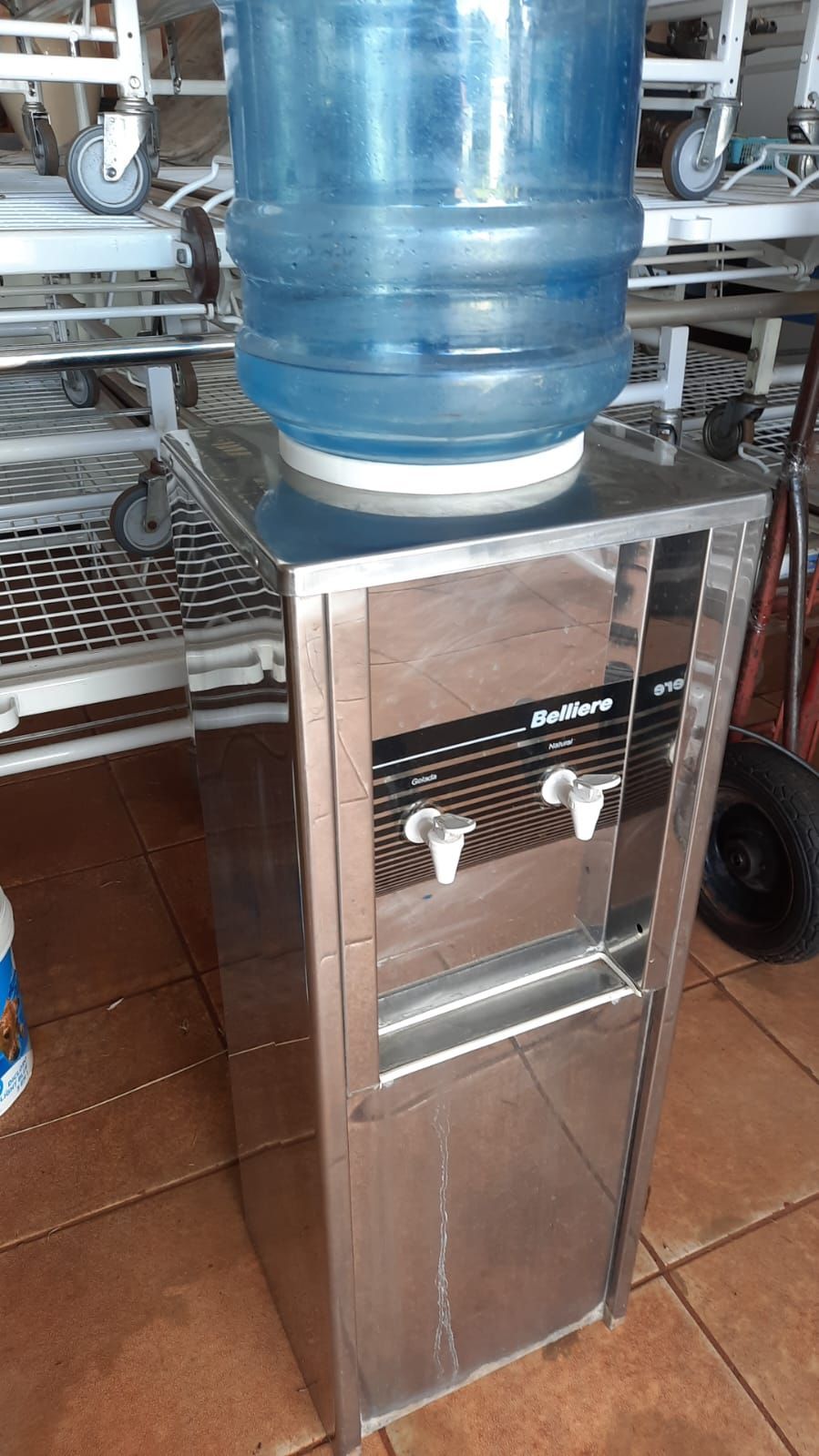 comercial Bebedouro em Inox 02 torneiras para galão marca Belliere bem conservado funcionando 100%
R$500