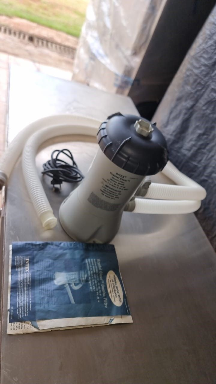Bomba de Água com filtro e mangueiras Intex Piscina Krystal Clear modelo 603 Br bem conservada