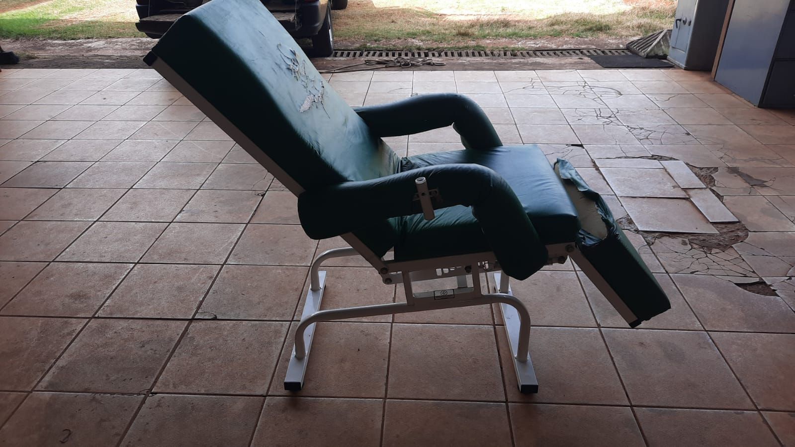 Cadeira articulada resistente e confortável com detalhes no courino
R$250