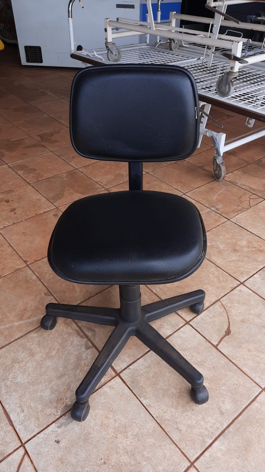 Cadeira escritório em corino pistão hidráulico base relax bem conservada funcionado 100%