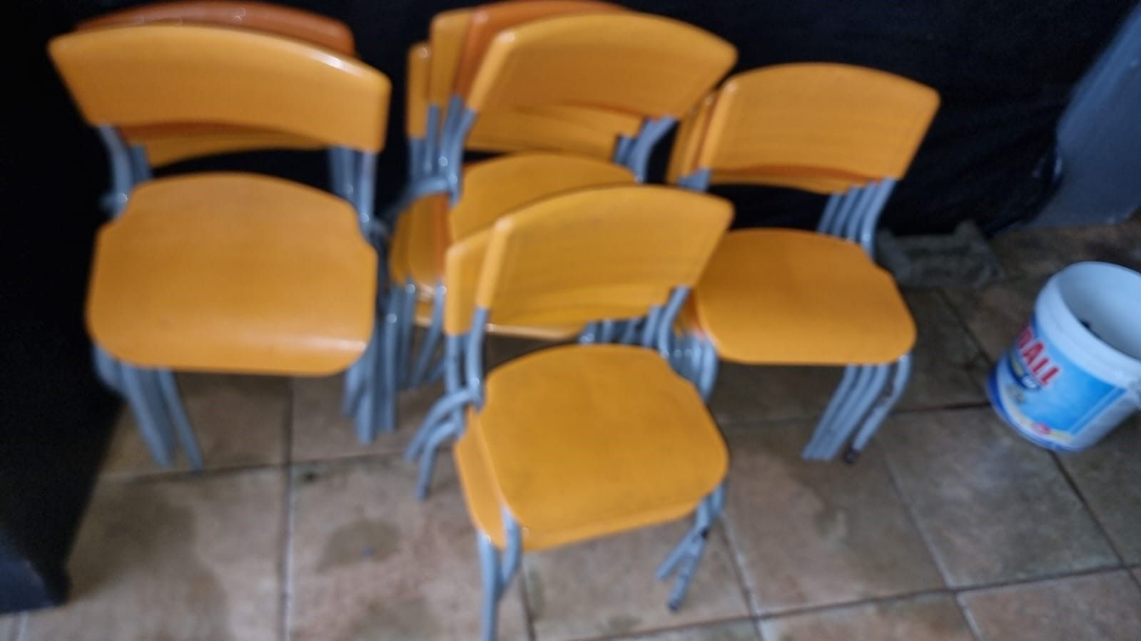 Cadeira infantil metal e plástico bem conservada