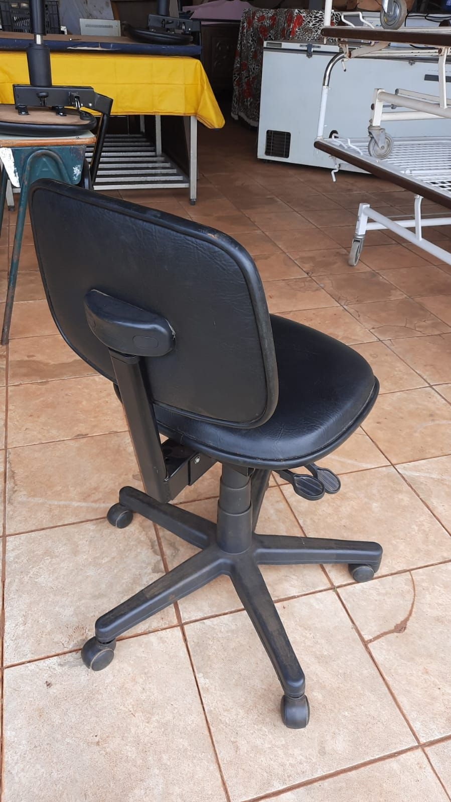 som Cadeira escritório em corino pistão hidráulico base relax bem conservada funcionado 100%