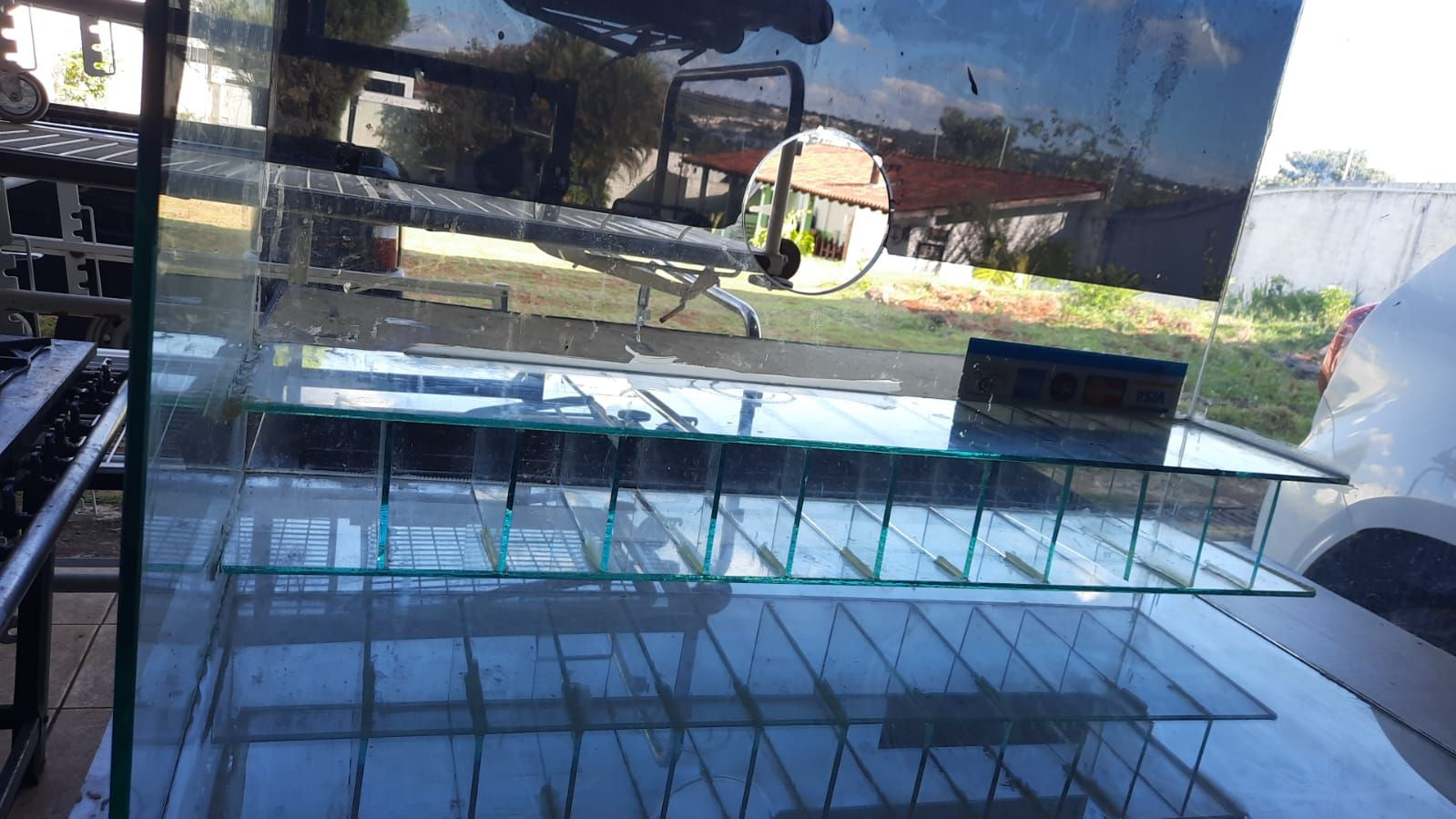 comercial Vidro para caixa baleiro1,00x0,70x0,51 bem forte e bem conservado