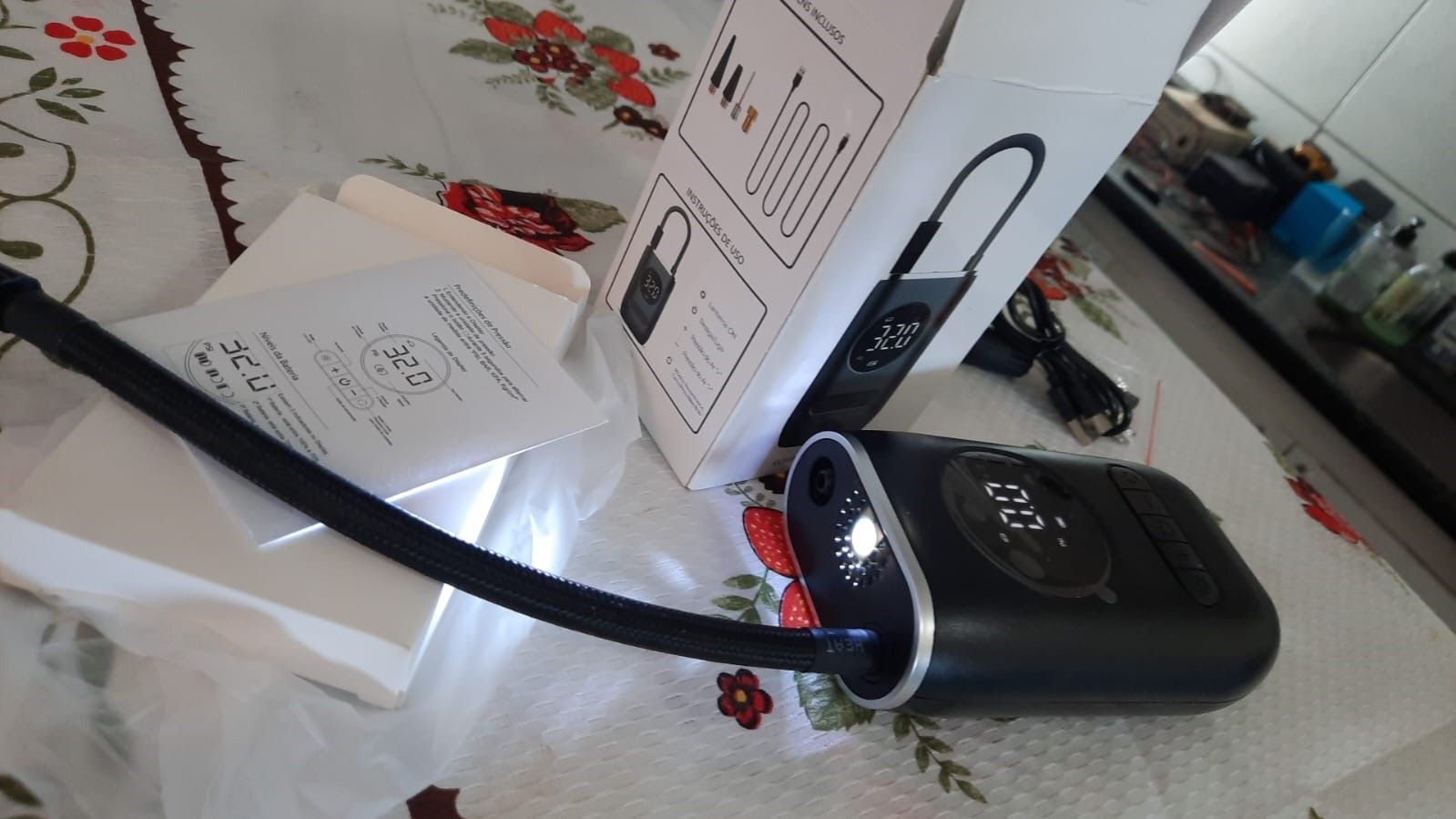 Compressor Portátil elétrico a bateria para carros motos e bicicletas com lanterna e bicos novinho