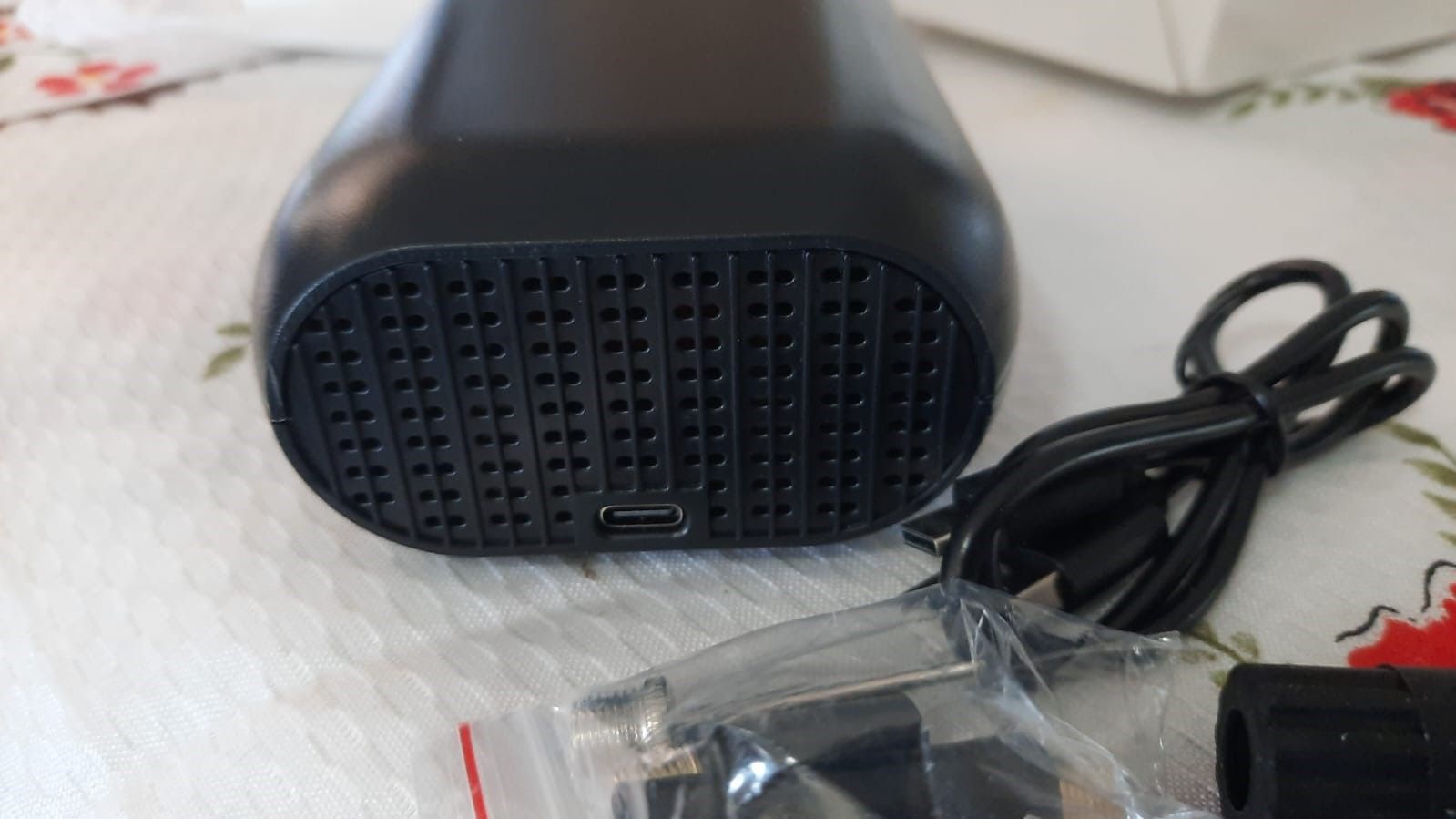 Compressor Portátil elétrico a bateria para carros motos e bicicletas com lanterna e bicos novinho