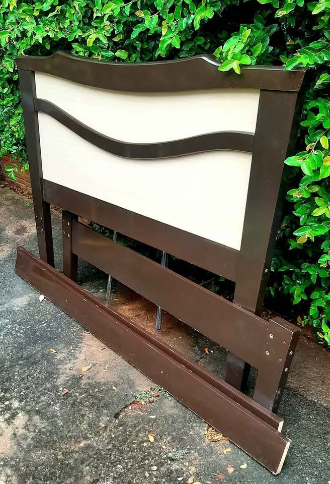 comercio Cama de casal 1,30 m com estrado perfeito bem conservada
R$200