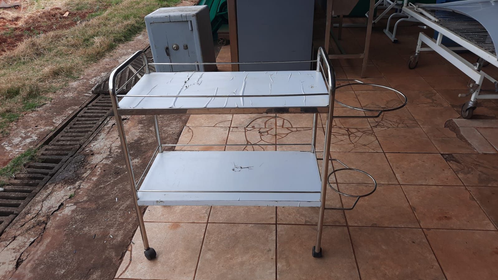 Carrinho de Serviço em inox 02 Bandejas 0,80x0,40 cm e rodinhas semi novo
R$500