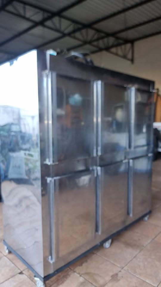 Cervejeira 6 portas de inox 1,90x2,04x0,81 m com rodinhas não está funcionando sem motor aceittroca