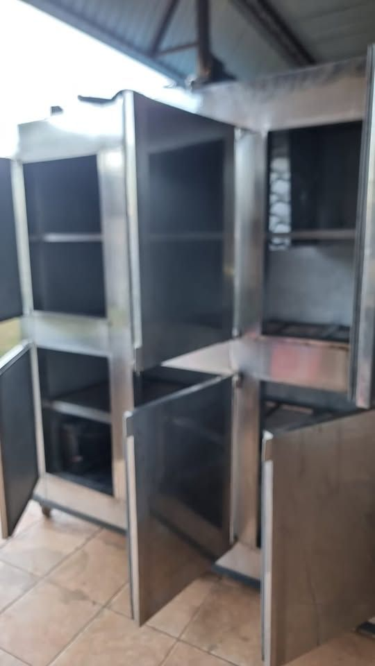 Cervejeira 6 portas de inox 1,90x2,04x0,81 m com rodinhas não está funcionando sem motor aceittroca