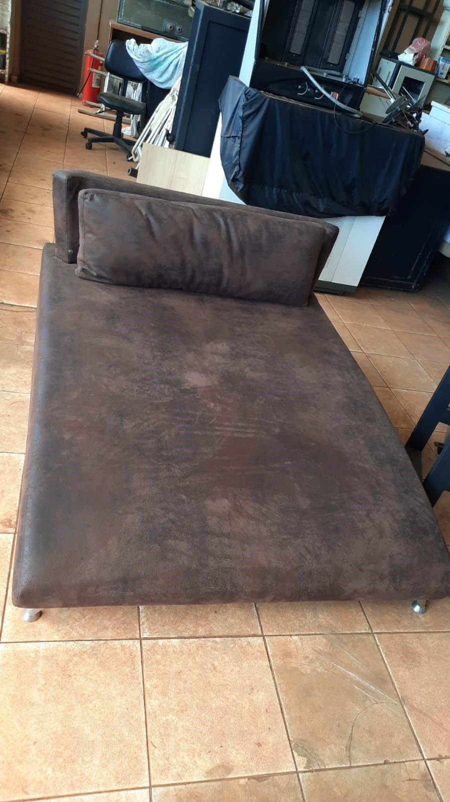 Chaise longue 1,70x1,26 estofada 02 almofadas 1,05m cor castanho escuro e pés em alumínio semi nova