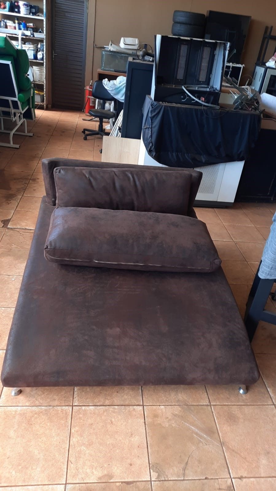 Chaise longue 1,70x1,26 estofada 02 almofadas 1,05m cor castanho escuro e pés em alumínio semi nova