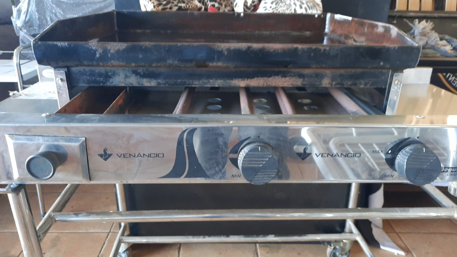 Chapa Bifeteira Gás Inox Mod 650 Venâncio C65 bem conservada funcionando 100%
R$550