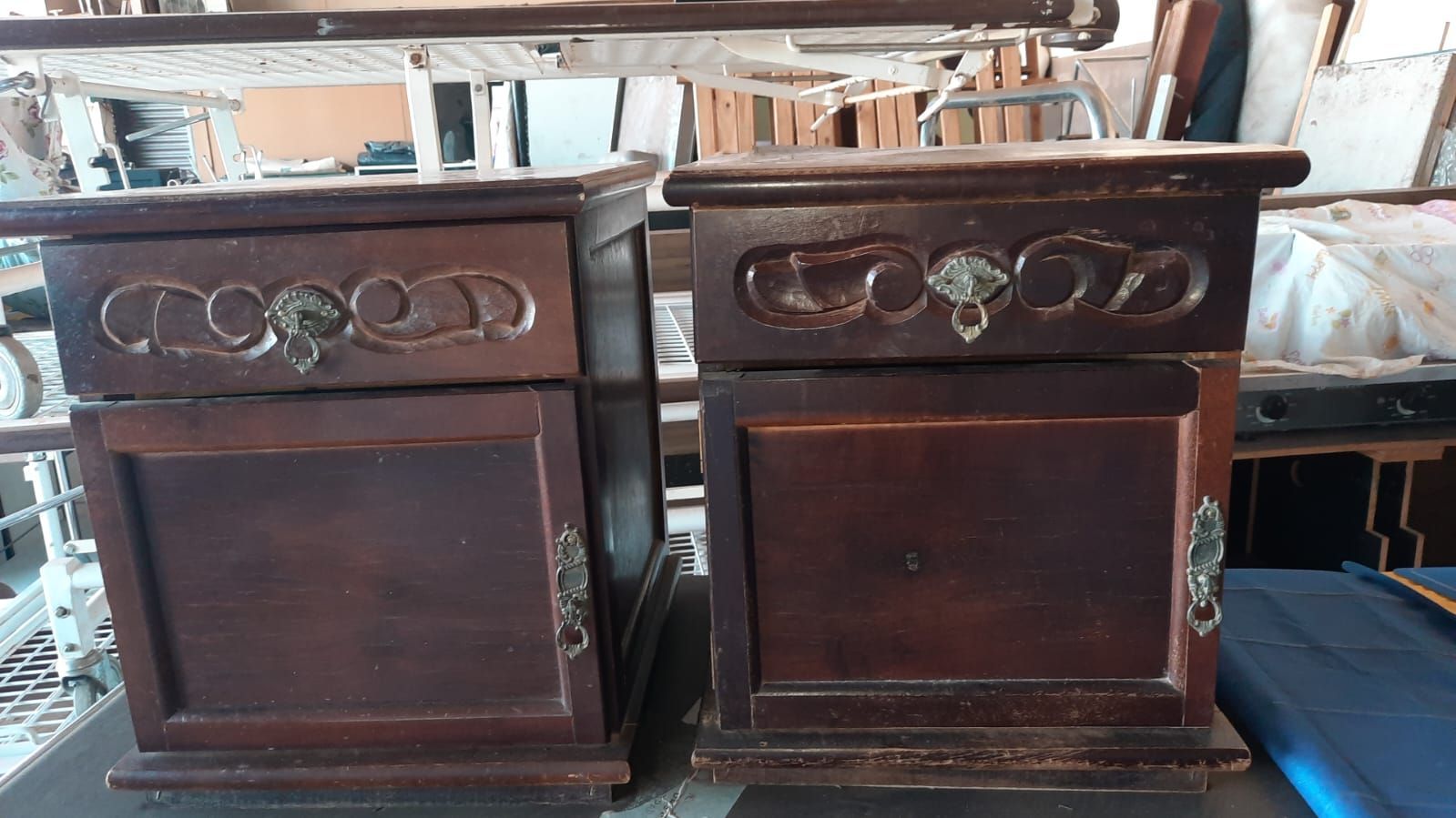 moveis Criados mudo par antigos em madeira um deles tem detalhe na tampa
R$200