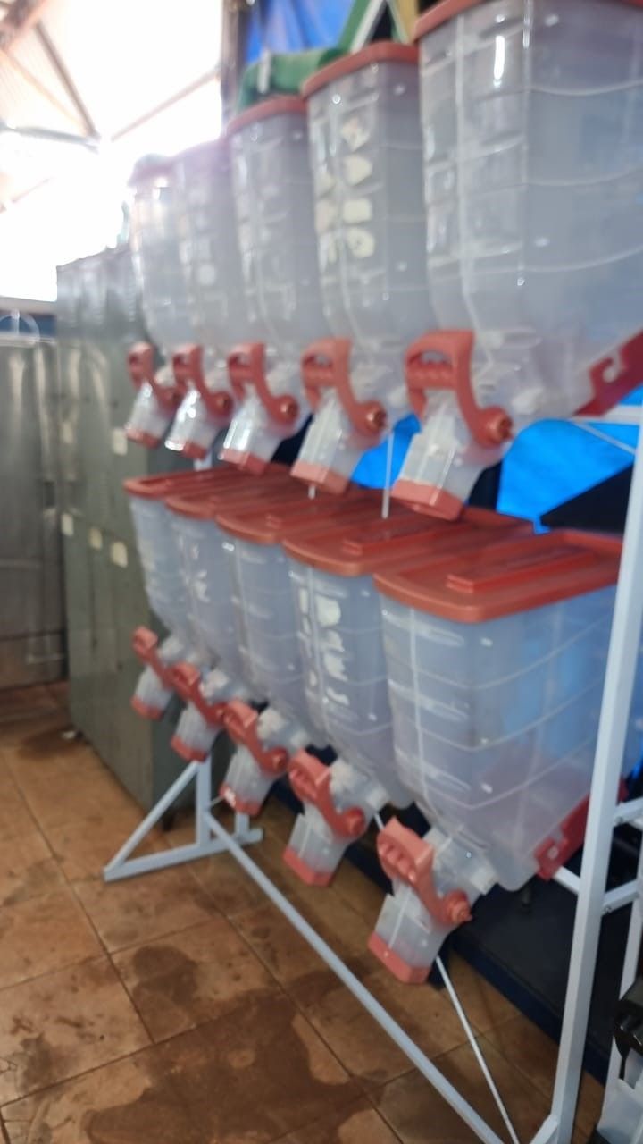 Dispenser de rações e graos Durapets (melhor marca material de alta qualidade)com 10 módulos usado