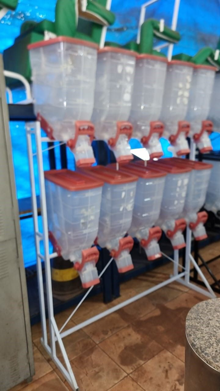 Dispenser de rações e graos Durapets (melhor marca material de alta qualidade)com 10 módulos usado