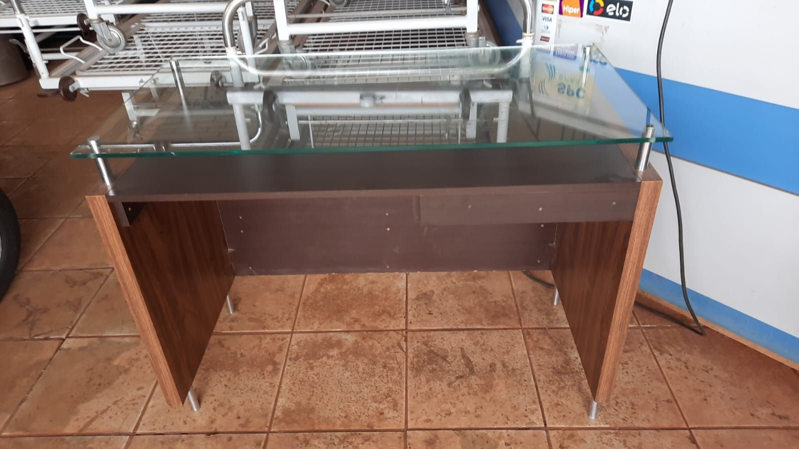 comercial Escrivaninha tampo de vidro 1,10x0,55 bem conservada
R$150