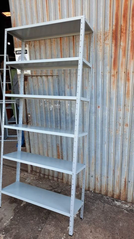 Estante de aço com 06 bandejas 0,30x0,92x2,00 na cor cinza desmontada na caixa nova
R$230