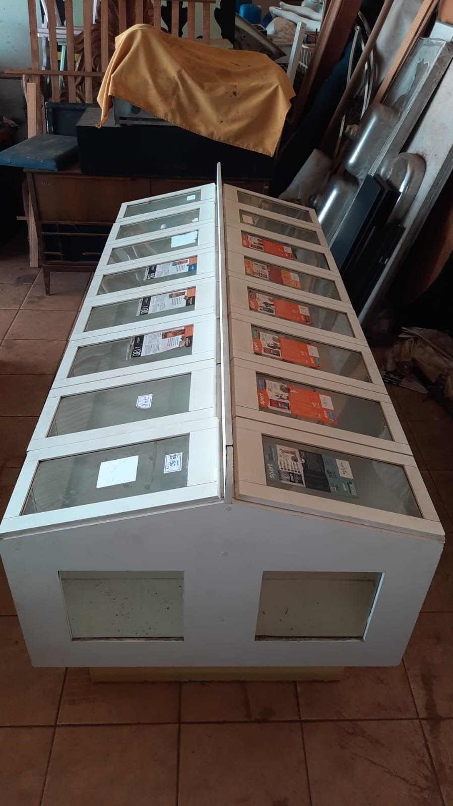 Expositor de ração 2,16x0,98m 18 repartições em mdf, vidro e dobradiças de pressão bem conservado