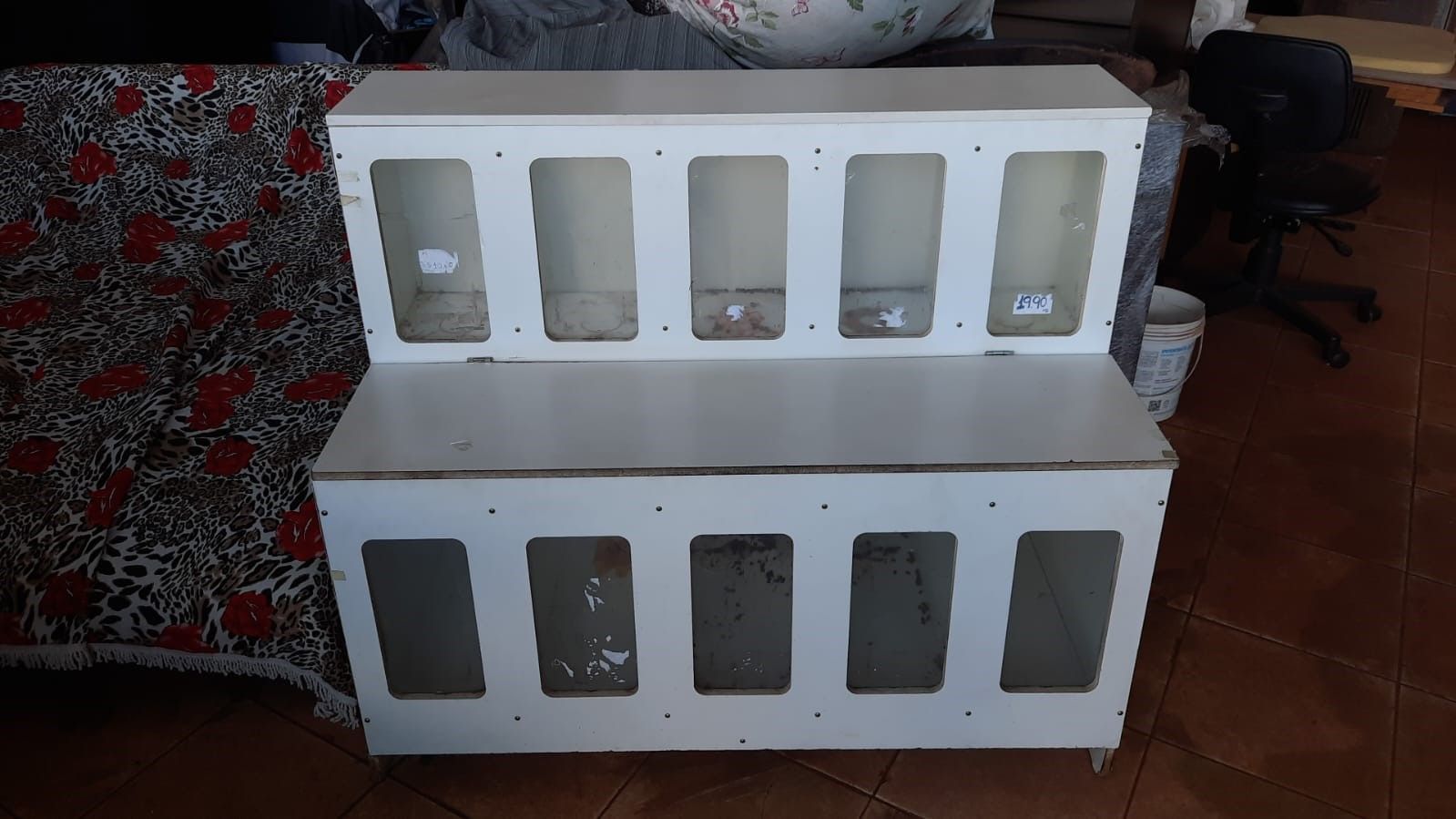 Expositor de ração 1,20x0,80m 10 repartições mdf, acrilíco e dobradiças de pressão bem conservado