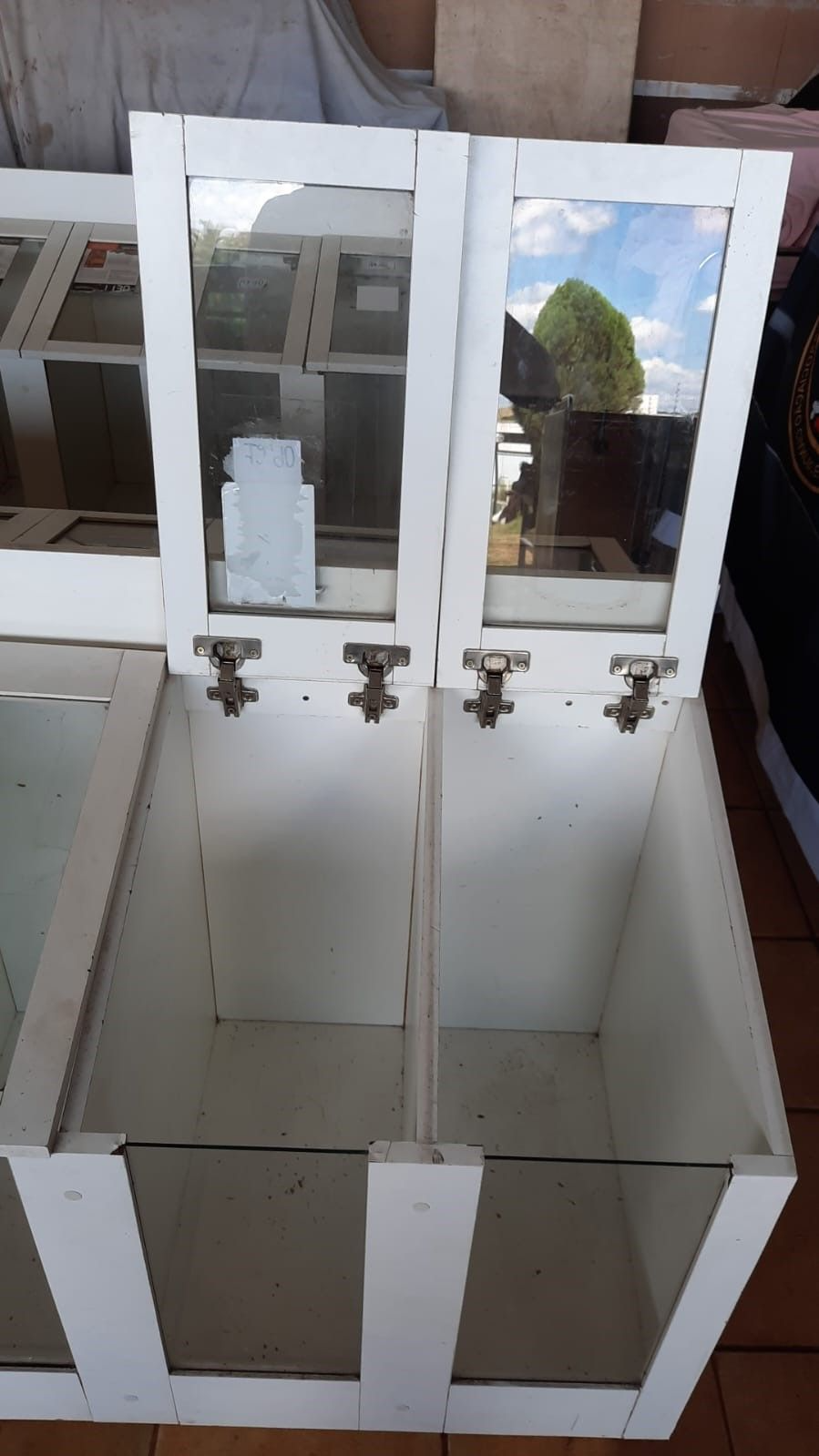 Expositor de ração 2,16x0,98m 18 repartições em mdf, vidro e dobradiças de pressão bem conservado