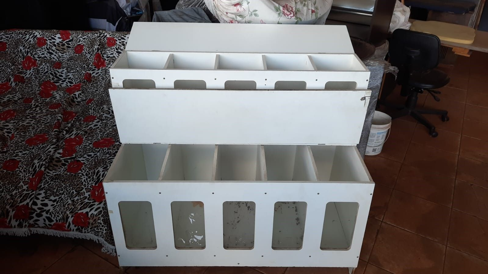 Expositor de ração 1,20x0,80m 10 repartições mdf, acrilíco e dobradiças de pressão bem conservado