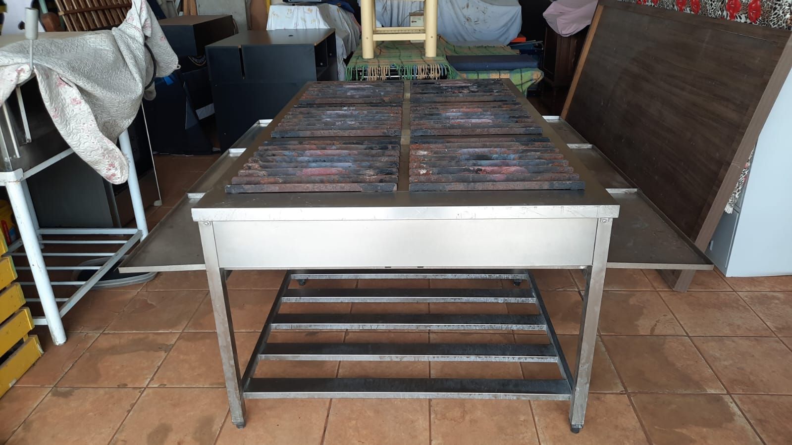 Fogão Ind. Inox e alumínio 6 b de 0,50cm 2,00x1,20 m marca Relux bem conservado uma das bocas ruim