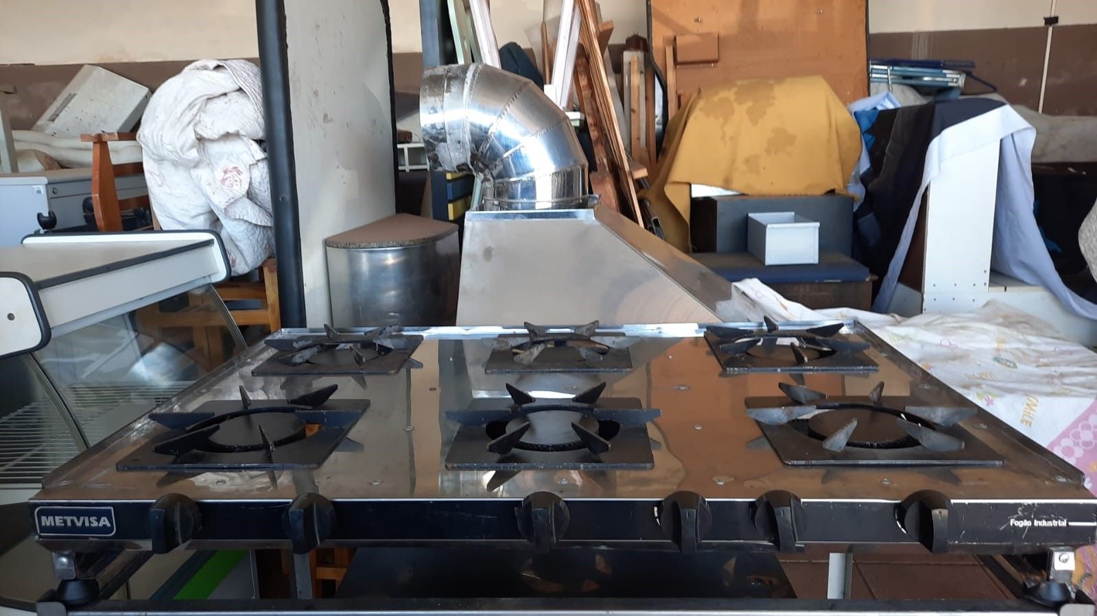Fogão industrial de mesa 06 bocas aço e revestimento em inox Metvisa funcionando semi novo