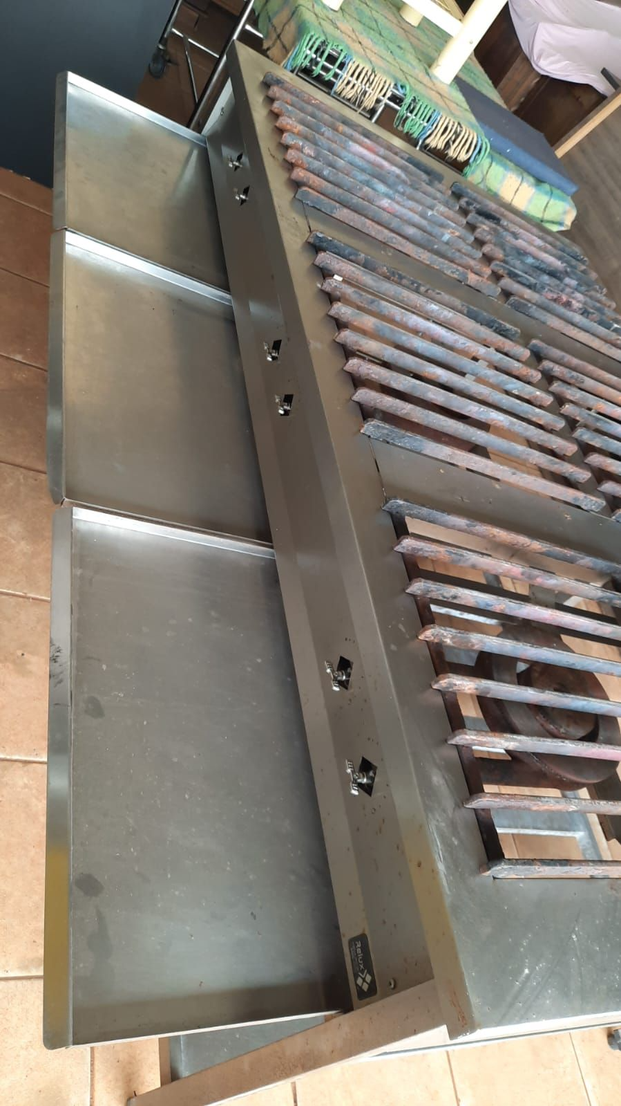 Fogão Ind. Inox e alumínio 6 b de 0,50cm 2,00x1,20 m marca Relux bem conservado uma das bocas ruim