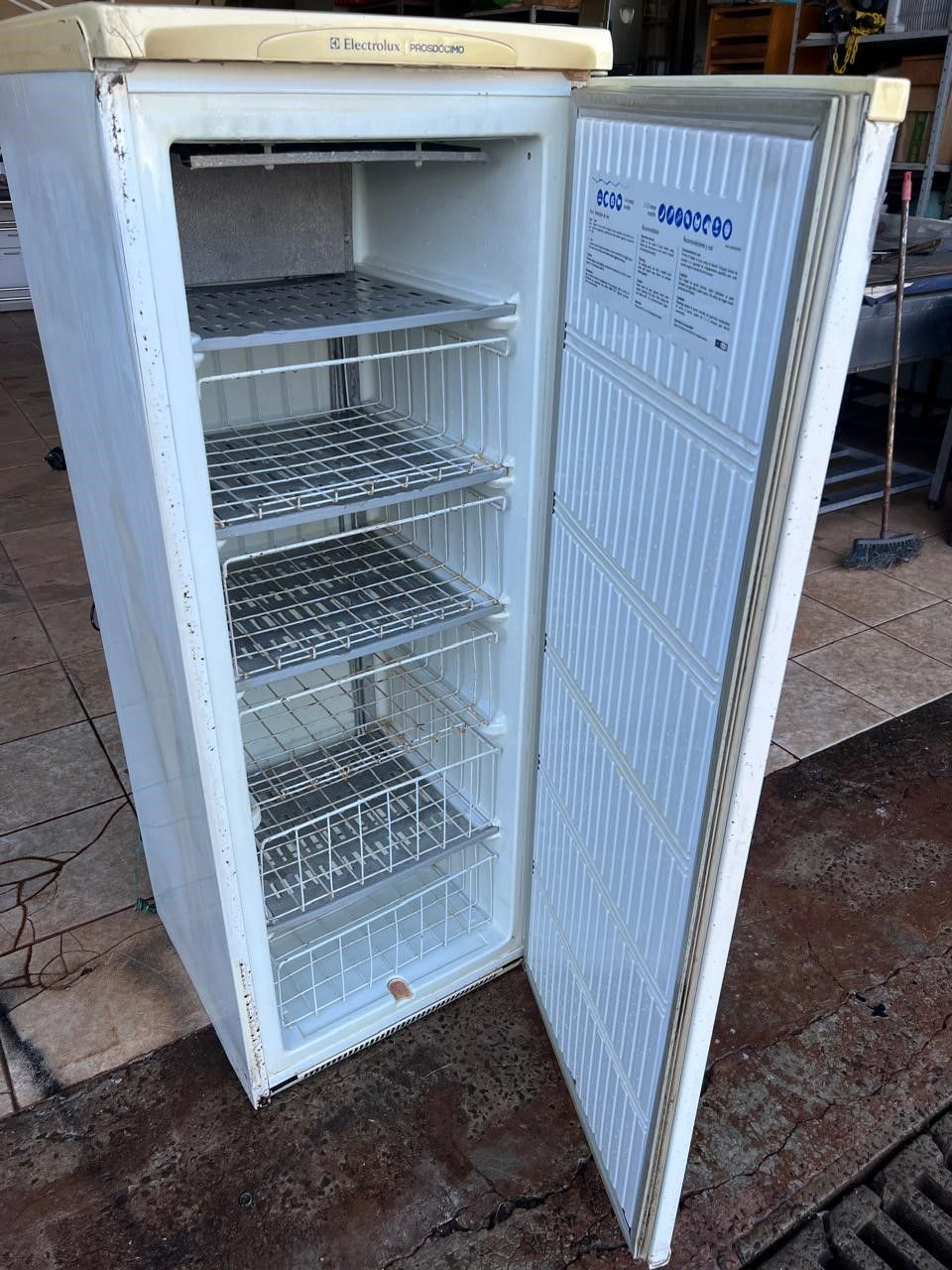 Freezer vertical Electrolux 210 litros 127 volts funcionando 100%
