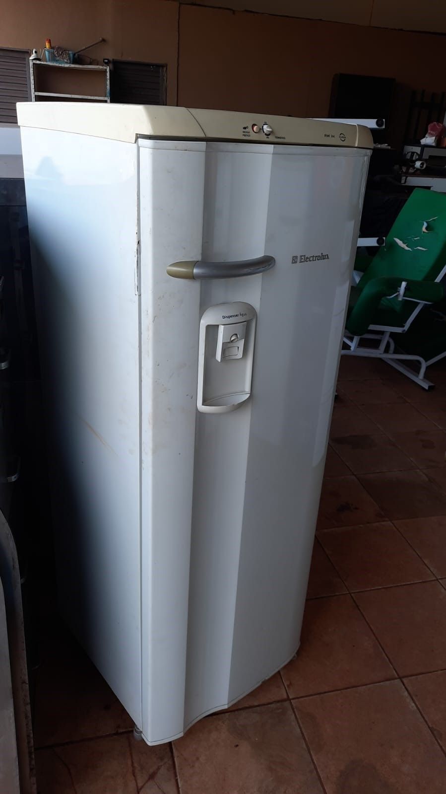 Geladeira Electrolux Rw34 250 litros 127 volts sem tampa do congelador funcionando 100%