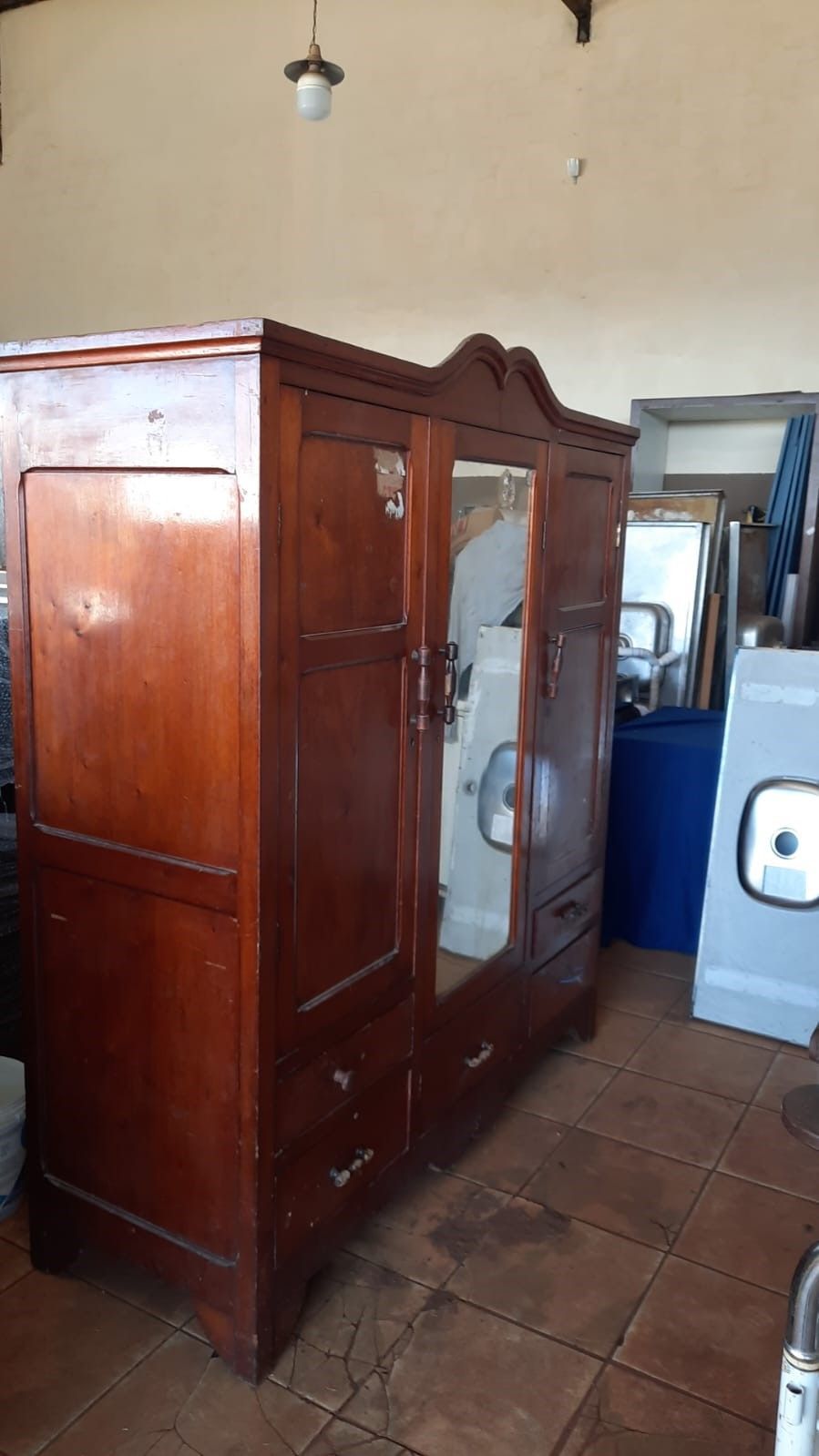 Guarda roupas com potencial para cristaleira em madeira maciça 1,90 alt 1,60 larg 0,58 prof
R$1.000