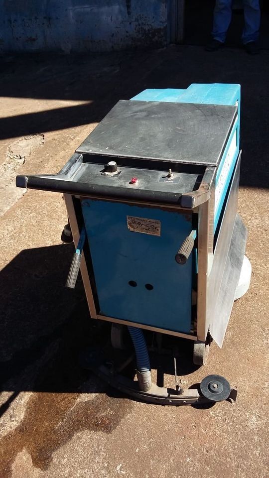 Maquina de lavar pisos Electrolux antiga funcionando mais precisa manutenção muito tempo parada
R$2.000