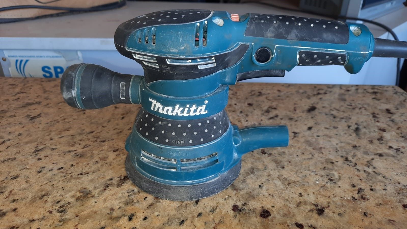 Lixadeira roto-orbital 300 watts com 12.000 oscilações por minuto semi nova - BO5041 220V