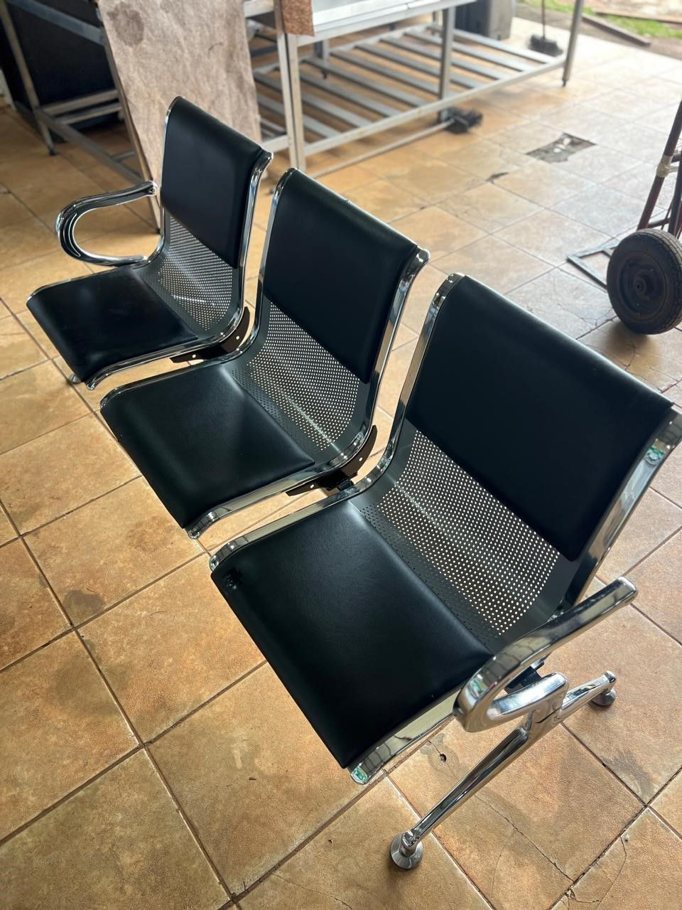 ferramentas Longarina 3 lugares estofada ideal para recepção bem conservada