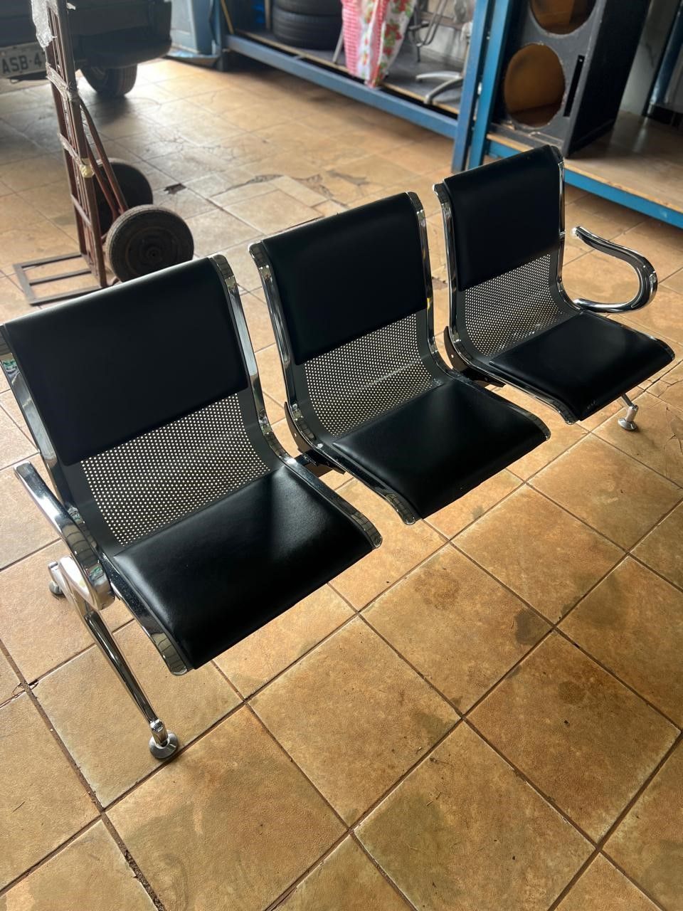 Longarina 3 lugares estofada ideal para recepção bem conservada