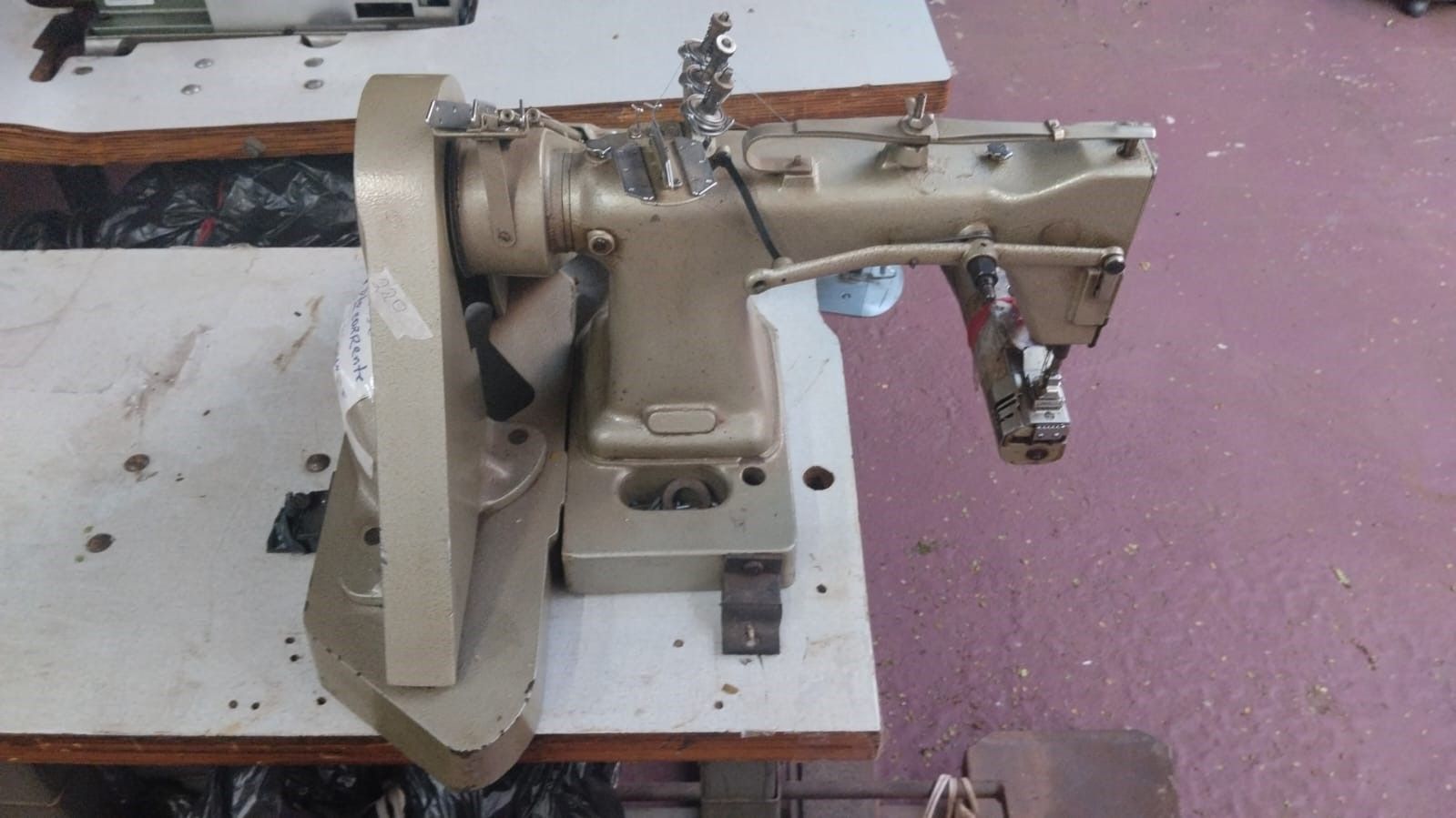 comercio Maquina de costura industrial fechadeira de braço Mitsubishi dv 452 para materias pesados usada
R$3.000